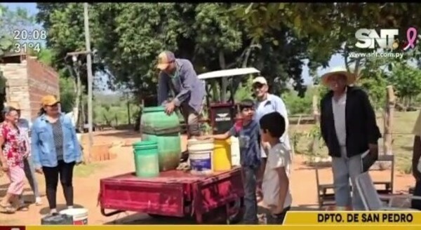 Corazón solidario: Joven reparte agua en su motocarro - SNT