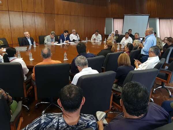 Otro vacío cartista e ignoran críticas de gremios contra reformas laborales - Política - ABC Color
