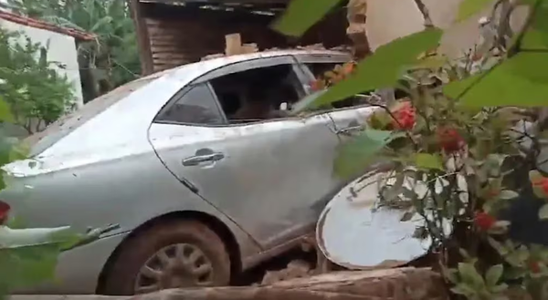 Conductora borracha chocó contra vivienda y dejó heridas a dos abuelitas - Noticiero Paraguay