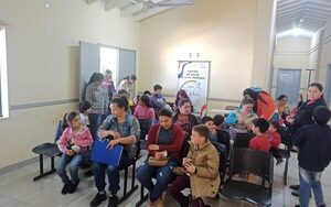 Pacientes esperan en fila y médico no les atiende en centro de Salud de Mallorquín