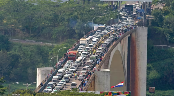 Camiones copan el Puente de la Amistad ante bajante del río: 12 kilómetros de fila ayer