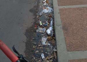 En Asunción se pedalea entre la basura  - Crónicas Ciudadanas - ABC Color