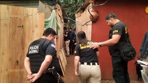 Padres habrían utilizado a su hija menor para hurtar 13 mil dólares a comerciante - trece