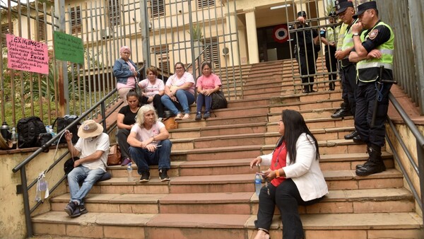 Pacientes con cáncer exigen salida de la ministra Barán con protestas y un encadenado