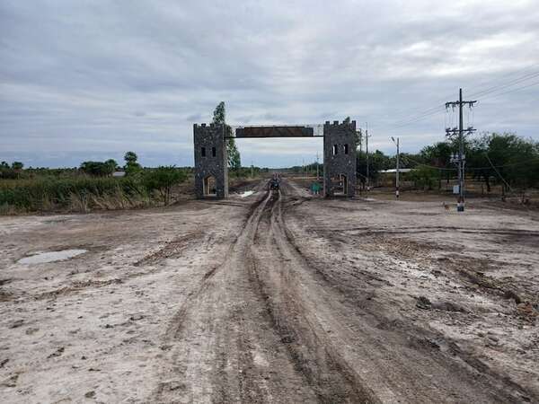 Pobladores de Fuerte Olimpo piden continuar con la reparación de caminos - Noticias del Chaco - ABC Color