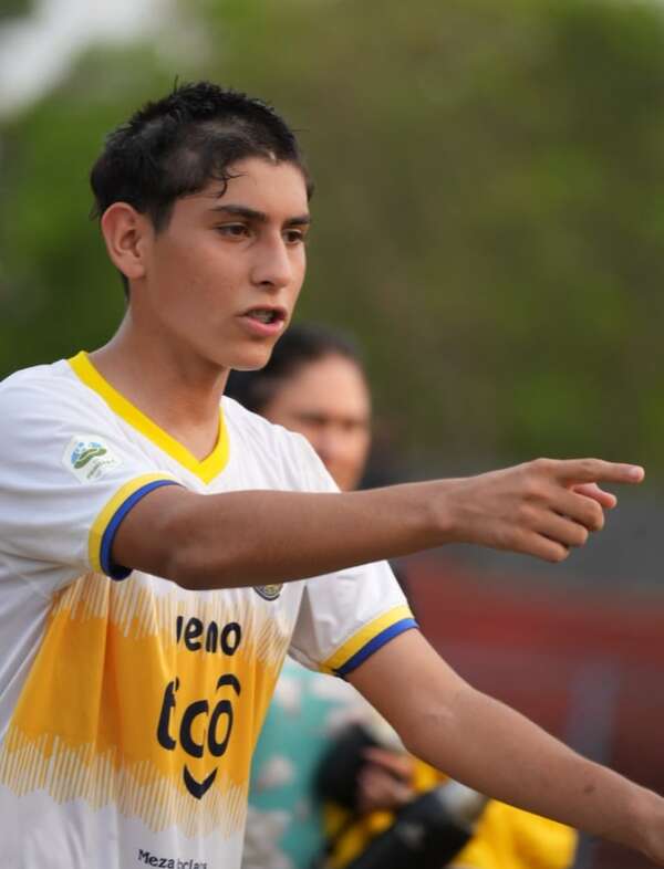 Fútbol de ascenso: Chico de 13 años, debuta en el equipo de primera de Colonial - Fútbol de Ascenso de Paraguay - ABC Color