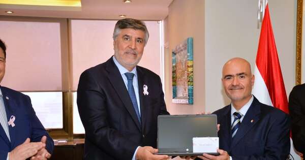 La Nación / La Escuela de Ciencias Políticas recibió donación de 10 notebooks