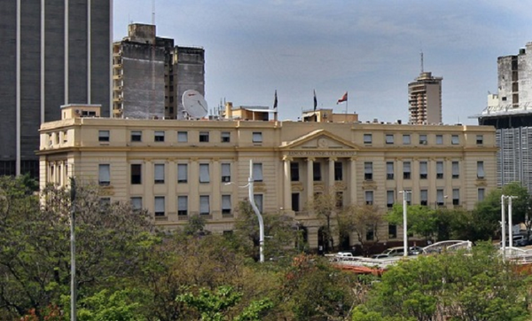 BNF podría reembolsar a familias despojadas tras millonario desfalco - Noticiero Paraguay