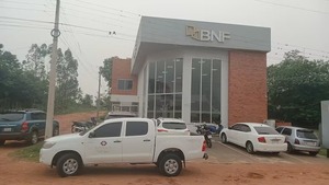 Allanan sucursal del BNF tras presunta apropiación de Gs. 725 millones - PDS RADIO Y TV