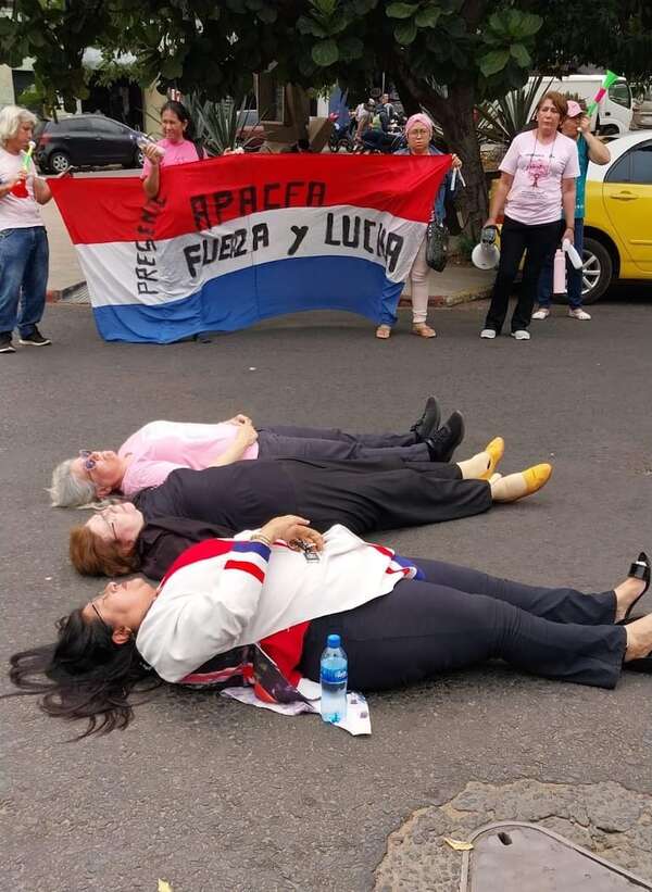 Video: pacientes del Incan cierran calle; rechazan nuevo director y exigen renuncia de Barán - Nacionales - ABC Color