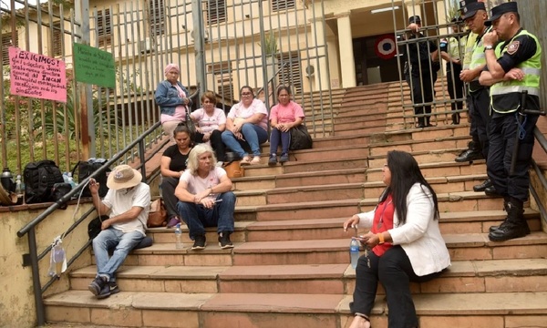 Pacientes del Incan cierran calle y exigen renuncia de la ministra Barán tras nombramiento de nuevo director - OviedoPress