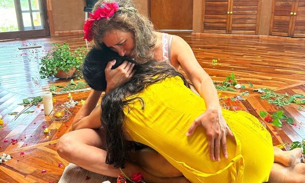 [GALERÍA] Mirá el ritual que armó Fio Migliore por el cumple de su mamá, la actriz Lourdes Llanes