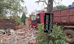 Camionero atropelló su vivienda mientras su doña cocinaba y sufrió golpes y quemaduras