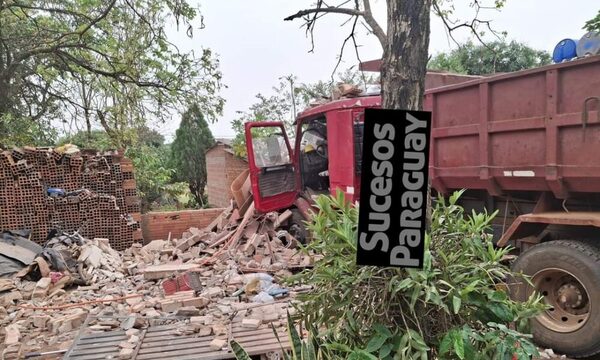 Camionero atropelló su vivienda mientras su doña cocinaba y sufrió golpes y quemaduras
