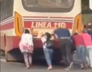 Video: ciudadanos empujan un bus chatarra - Nacionales - ABC Color