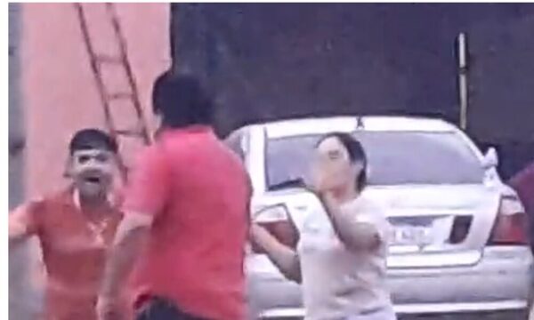 Vecinos se derramaron hasta cerveza por la cara porque un niño incendió pastizal