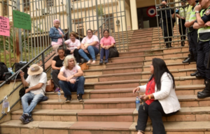 Pacientes oncológicos protestan y rechazan designación del nuevo director del Incán