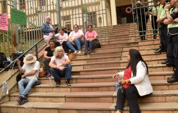 Pacientes oncológicos protestan y rechazan designación del nuevo director del Incán