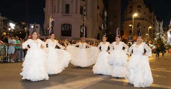 La Nación / Día de la Hispanidad en España: paraguayas brillaron con tradicional danza de la botella