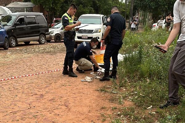 Adictos se enfrentaron machetazos por una mujer: ¡Uno fue degollado!