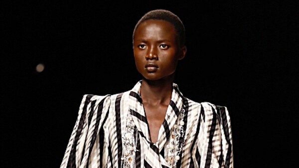 Louis Vuitton se vuelca a asimetrías y mezclas