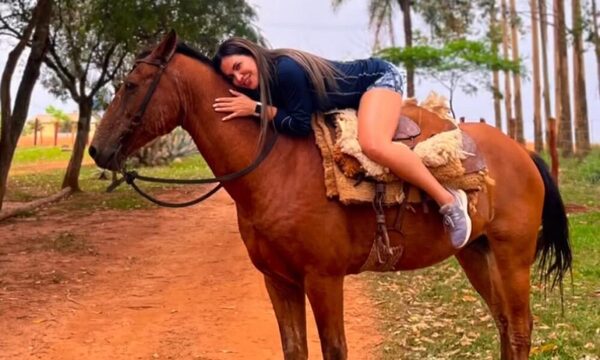 Esta modelo, además de ser experta en montar, comparó al hombre con el caballo