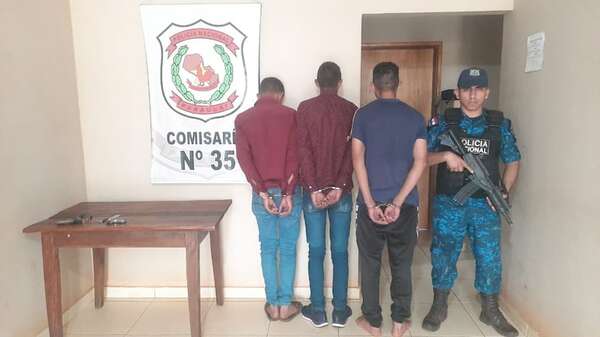 Tres hermanos detenidos tras balacera en el marco de la investigación de un homicidio en Alto Verá - Policiales - ABC Color
