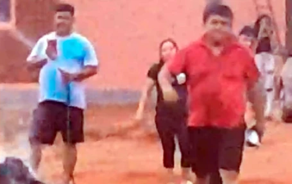Travesura de un niño acaba en discusión, agresión y daño material por parte de docentes - Noticiero Paraguay