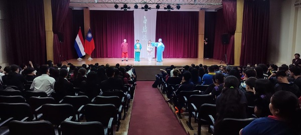 Con rotundo éxito se realizó la primera presentación de la obra teatral “Madame Blanca”