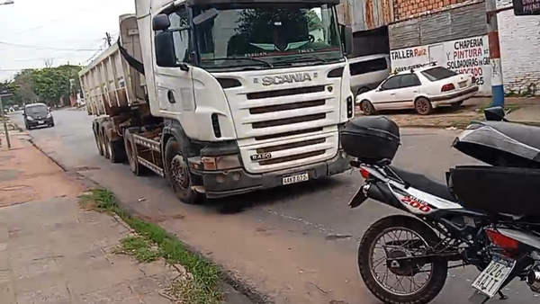 PMT cayó de la moto por culpa de un camionero que no se quiso quedar