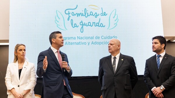 El Gobierno lanza programa para la adopción de 1.000 niños y adolescentes