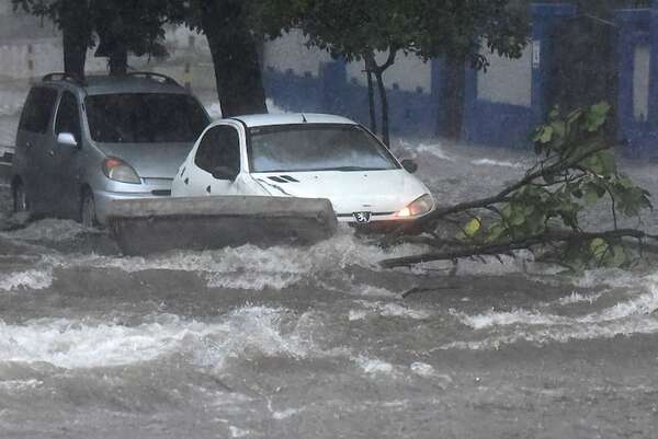 Estas son las líneas de grúas gratuitas en días de lluvia en Asunción - Nacionales - ABC Color