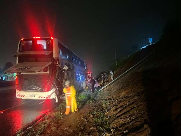 Caacupé: colectivo causó susto a pasajeros tras chocar contra un muro de contención - Nacionales - ABC Color