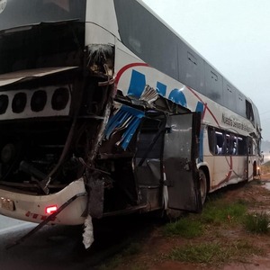 Caacupé: aparatoso accidente de bus que venía de Ciudad del Este - ADN Digital