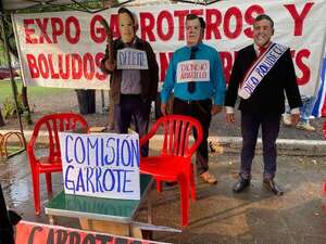 Protestan con la parodia Expo Garroteros y Boludos Transparentes - Política - ABC Color