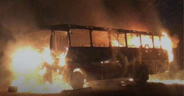 La Nación / Ñemby: colectivo de turismo ardió en llamas