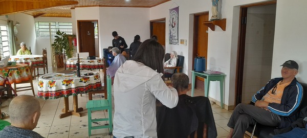 Gesto de amor y solidaridad: Ofrecieron corte gratuito a abuelitos del Hogar de Ancianos Santa María