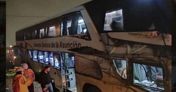 Diario HOY | Bus de larga de distancia con 50 pasajeros sufre accidente en Caacupé