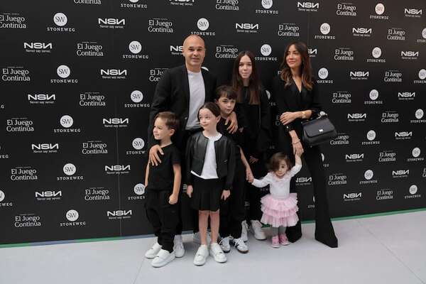 Andrés Iniesta, rodeado de su esposa y sus cinco hijos, anunció su retiro del fútbol profesional - Gente - ABC Color