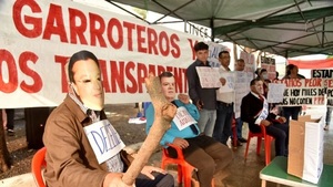 Protesta en Asunción: “Expo garroteros y boludos transparentes”