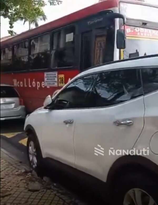 Barrio Obrero: bus de la línea 38 impacta contra dos automóviles estacionados - Nacionales - ABC Color