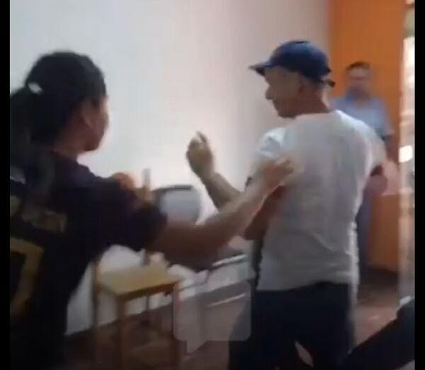 Manifestantes exigen justicia por agresión a mujer en Arroyito