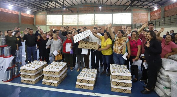 Entregan inversión superior a G. 260 millones para fortalecer la producción agropecuaria en Paraguarí - .::Agencia IP::.