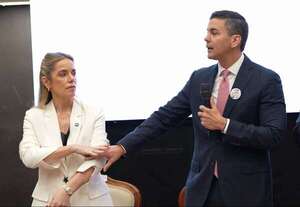 Video: la incomodidad de la primera dama cuando Santiago Peña le toma de la mano en un acto público - Estilo de vida - ABC Color