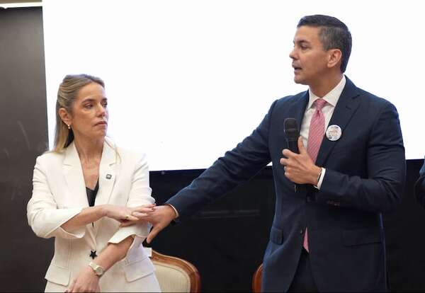 Video: la incomodidad de la primera dama cuando Santiago Peña le toma de la mano en un acto público - Estilo de vida - ABC Color
