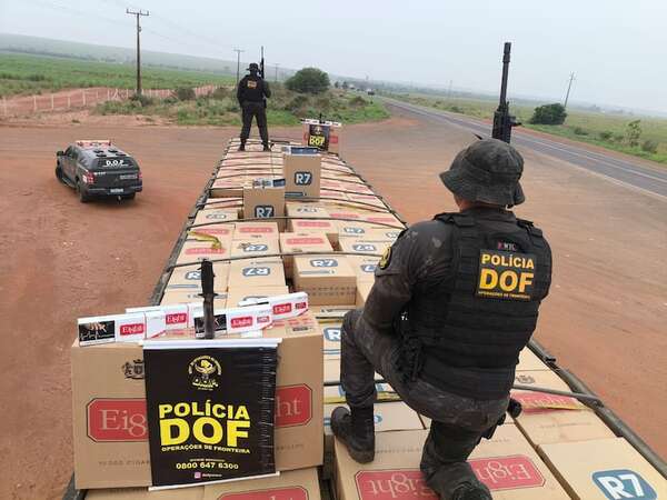 Incautan en la frontera millonaria carga de cigarrillos que era transportada en camión robado - Policiales - ABC Color