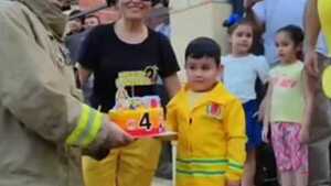 Bomberos de Villarrica sorprendieron a un peque por su cumple