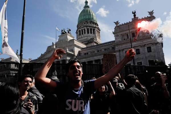 Otra vez fue agredido militante libertario Fran Fijap, que buscó refugió en casa de empanadas - Mundo - ABC Color