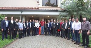La Nación / Santiago Peña mantuvo extensa reunión de trabajo con intendentes de Alto Paraná