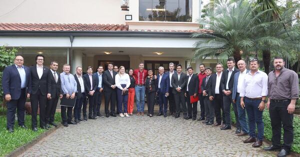 La Nación / Santiago Peña mantuvo extensa reunión de trabajo con intendentes de Alto Paraná